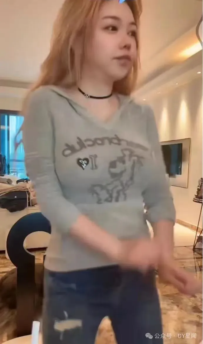 写真一姐直播展示身材和脸蛋,不料美颜特效掉落,露出真面目,引发网友热议!