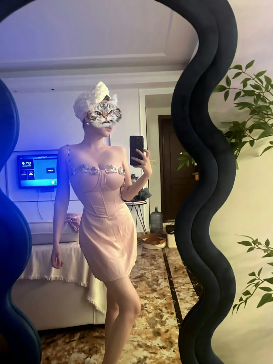 写真一姐直播展示身材和脸蛋,不料美颜特效掉落,露出真面目,引发网友热议!